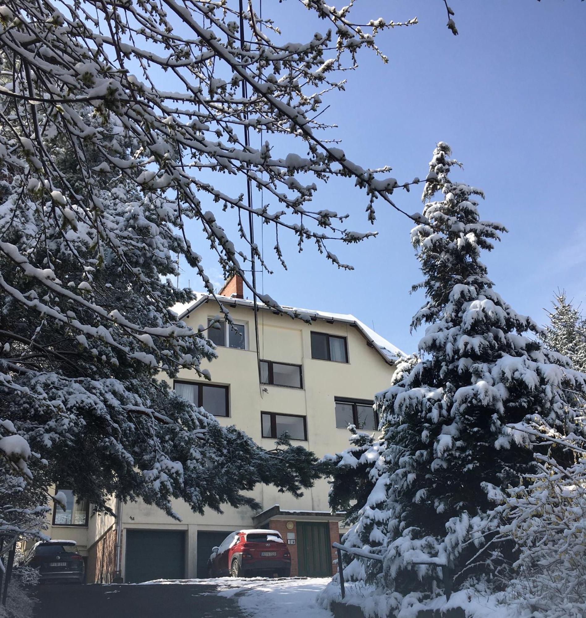 Romantic Two Bedroom Apartments In The Hills Of Budapest With Private Parking Экстерьер фото